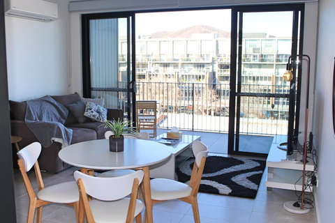 Stylish, Modern, Cute As A Button - Braddon CBD - Accommodation Main Beach 5