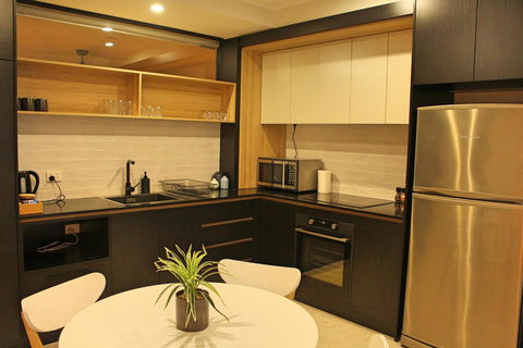 Stylish, Modern, Cute As A Button - Braddon CBD - Accommodation Main Beach 0