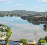 3BR Executive Apartment with Lake and Mountain views - Accommodation Main Beach