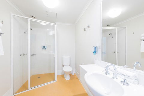 The Woden Hotel - Accommodation Main Beach 10