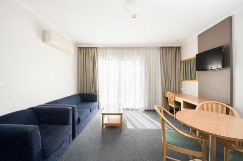 The Woden Hotel - Accommodation Main Beach 15