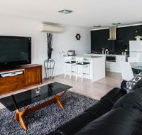 Lure Bed and Breakfast - Accommodation Main Beach