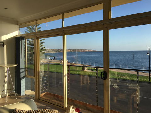 Crystal Blue Apartment - Accommodation Main Beach 1