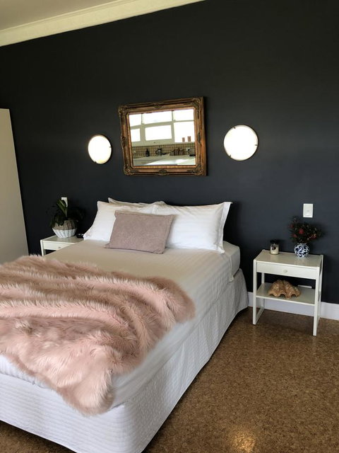 The Lake House Retreat - Accommodation Main Beach 3