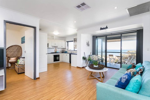 Blissful Beachfront Beachouse - Accommodation Main Beach 7