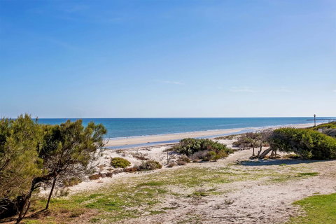 Blissful Beachfront Beachouse - Accommodation Main Beach 1