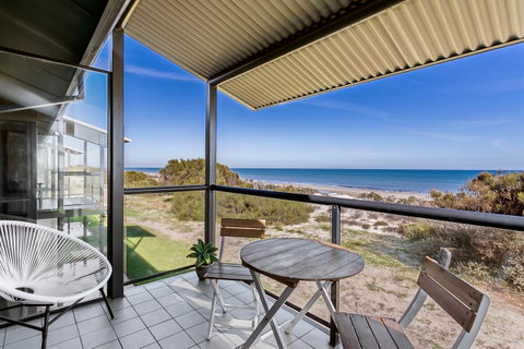 Blissful Beachfront Beachouse - Accommodation Main Beach 4