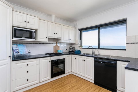 Blissful Beachfront Beachouse - Accommodation Main Beach 8