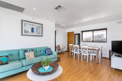 Blissful Beachfront Beachouse - Accommodation Main Beach 5