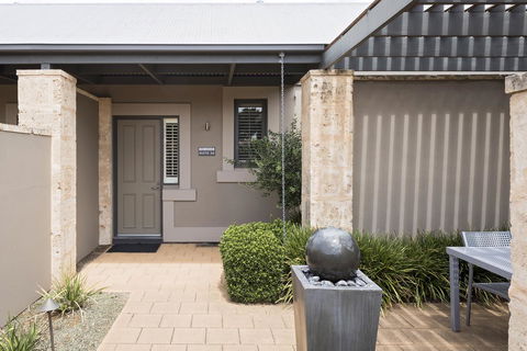 The Louise - Accommodation Main Beach 15