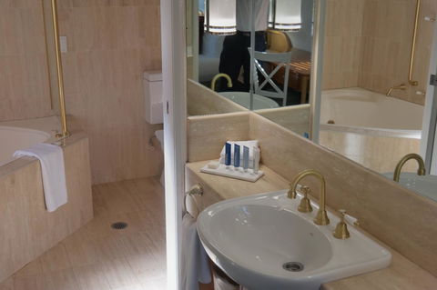 Pacific Bay Resort - Accommodation Main Beach 1