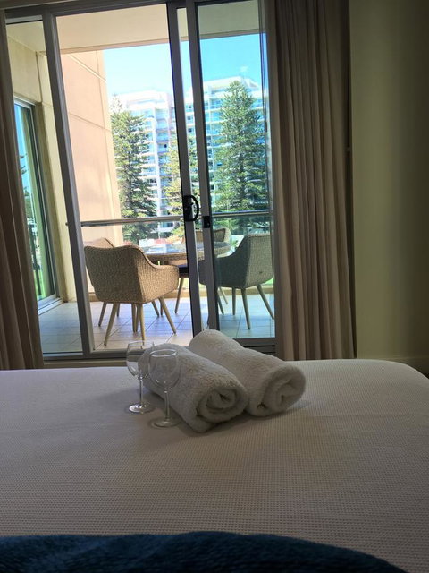 Beachside Luxury Apartments One & Two Bedroom In Beachfront Oaks Pier Building - Accommodation Main Beach 24