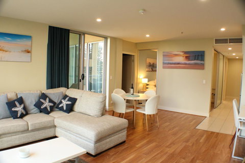 Beachside Luxury Apartments One & Two Bedroom In Beachfront Oaks Pier Building - Accommodation Main Beach 4