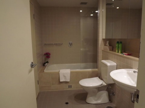 Beachside Luxury Apartments One & Two Bedroom In Beachfront Oaks Pier Building - Accommodation Main Beach 1