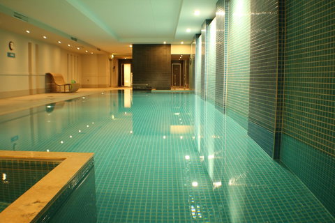 Beachside Luxury Apartments One & Two Bedroom In Beachfront Oaks Pier Building - Accommodation Main Beach 39