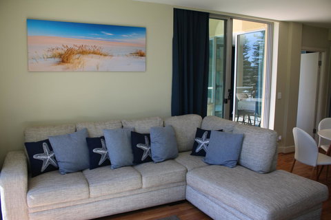 Beachside Luxury Apartments One & Two Bedroom In Beachfront Oaks Pier Building - Accommodation Main Beach 11