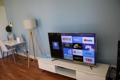 Beachside Luxury Apartments One & Two Bedroom In Beachfront Oaks Pier Building - Accommodation Main Beach 9