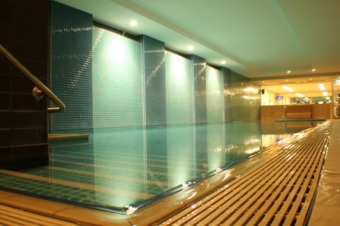 Beachside Luxury Apartments One & Two Bedroom In Beachfront Oaks Pier Building - Accommodation Main Beach 34