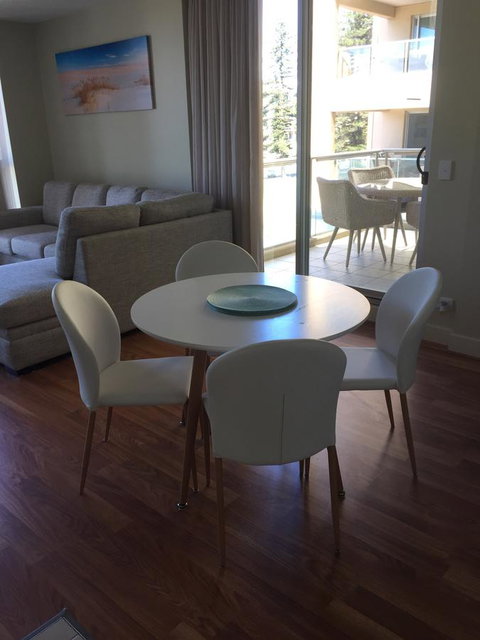 Beachside Luxury Apartments One & Two Bedroom In Beachfront Oaks Pier Building - Accommodation Main Beach 18