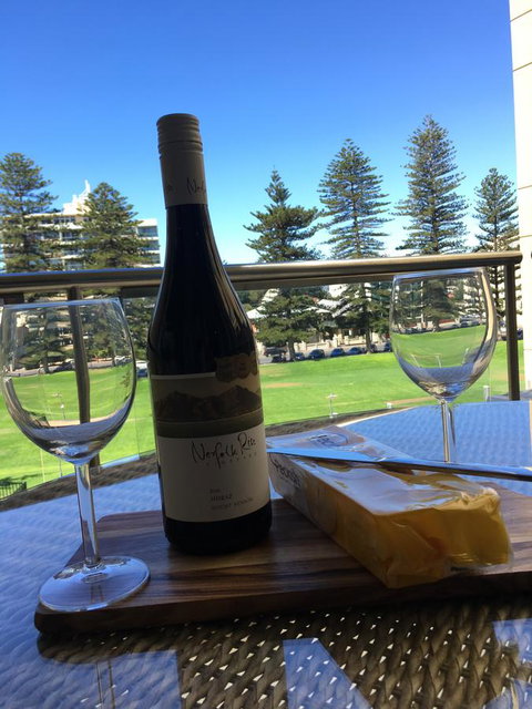 Beachside Luxury Apartments One & Two Bedroom In Beachfront Oaks Pier Building - Accommodation Main Beach 15