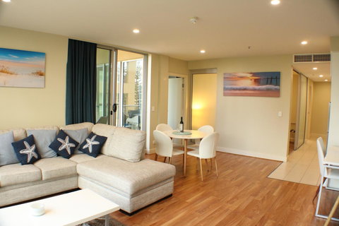 Beachside Luxury Apartments One & Two Bedroom In Beachfront Oaks Pier Building - Accommodation Main Beach 5