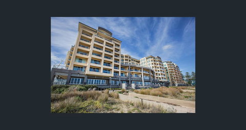 Beachside Luxury Apartments One & Two Bedroom In Beachfront Oaks Pier Building - Accommodation Main Beach 2