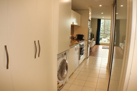 Beachside Luxury Apartments One & Two Bedroom In Beachfront Oaks Pier Building - Accommodation Main Beach 7