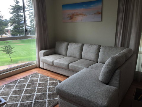 Beachside Luxury Apartments One & Two Bedroom In Beachfront Oaks Pier Building - Accommodation Main Beach 16