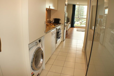 Beachside Luxury Apartments One & Two Bedroom In Beachfront Oaks Pier Building - Accommodation Main Beach 6