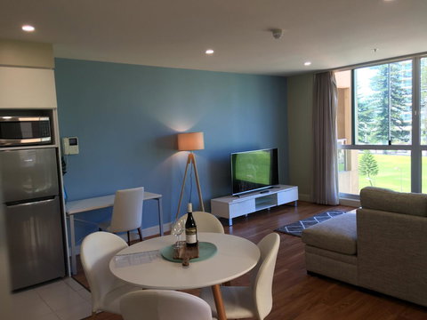 Beachside Luxury Apartments One & Two Bedroom In Beachfront Oaks Pier Building - Accommodation Main Beach 19