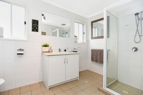 Ainslie Roberts Drive Retreat - Accommodation Main Beach 5