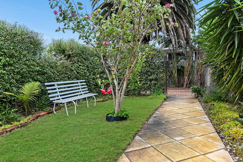 Ainslie Roberts Drive Retreat - Accommodation Main Beach 16