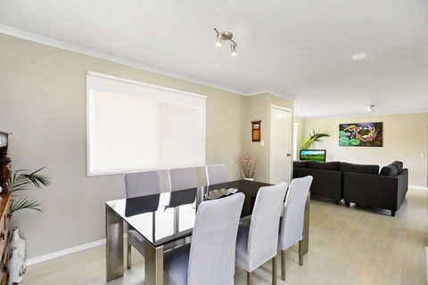 Ainslie Roberts Drive Retreat - Accommodation Main Beach 1