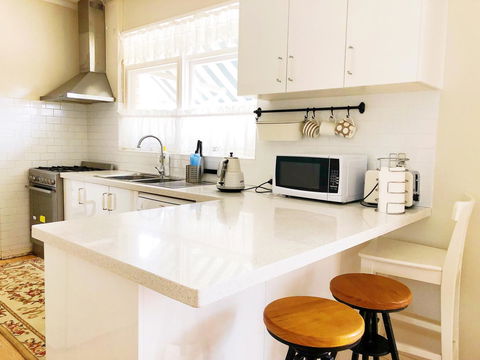 Beautiful Garden House - Accommodation Main Beach 15