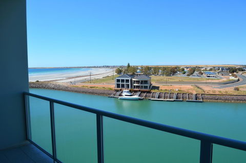 Wallaroo Marina Luxury Apartment - Accommodation Main Beach 6