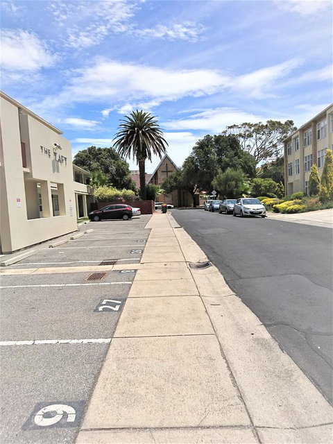 Hi 5 Glenelg Studio Apartment - Accommodation Main Beach 16