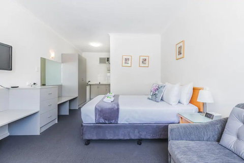 Hi 5 Glenelg Studio Apartment - Accommodation Main Beach 2