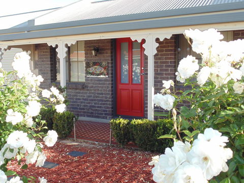 Baronet B & B - Accommodation Main Beach 0