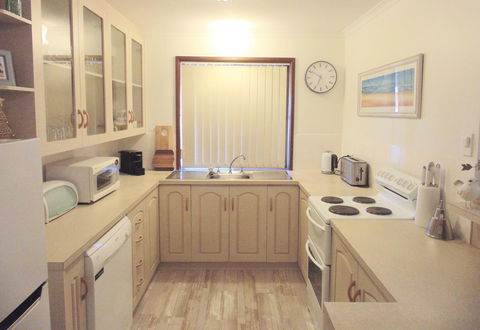 Baronet B & B - Accommodation Main Beach 8