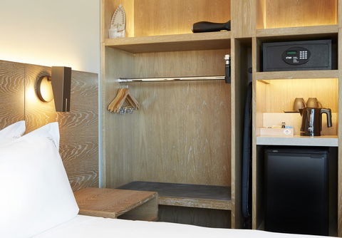 Holiday Inn Express Adelaide City Centre, An IHG Hotel - Accommodation Main Beach 9