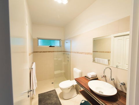 S T U D I O 22 Peaceful Retreat With Garden Views - Accommodation Main Beach 6