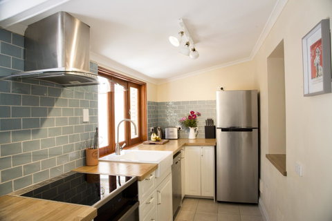 Wayfarers Cottage - Accommodation Main Beach 2