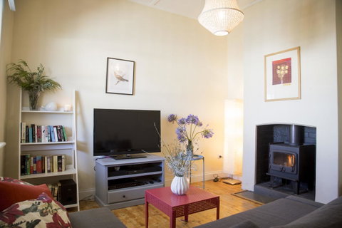 Wayfarers Cottage - Accommodation Main Beach 1