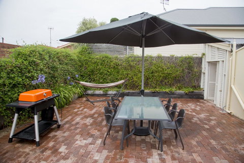 Wayfarers Cottage - Accommodation Main Beach 12