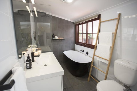 Wayfarers Cottage - Accommodation Main Beach 3