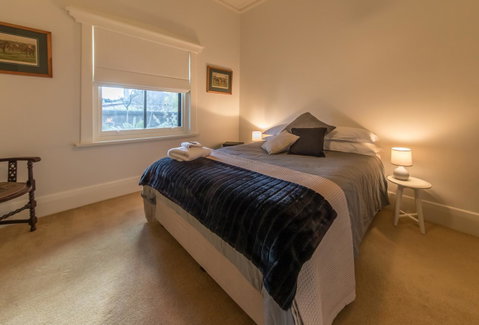 The Tudor House - Accommodation Main Beach 11