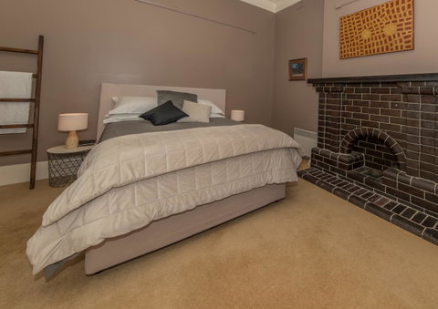 The Tudor House - Accommodation Main Beach 12
