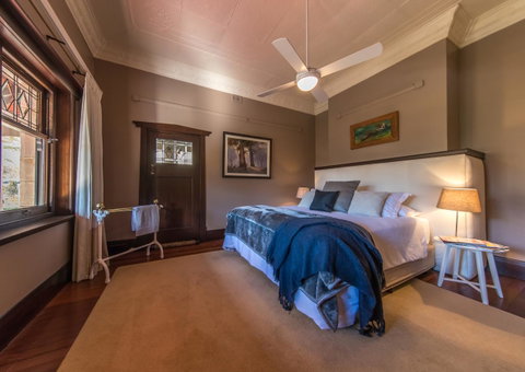 The Tudor House - Accommodation Main Beach 2