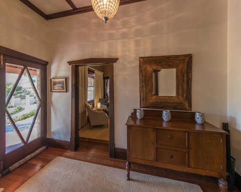 The Tudor House - Accommodation Main Beach 4