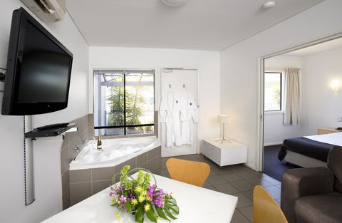Majestic Oasis Apartments - Accommodation Main Beach 14